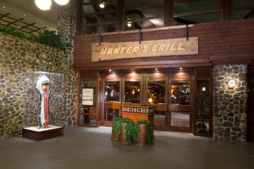 a store front with a sign that reads hunters grill at Disney Sequoia Lodge in Coupvray