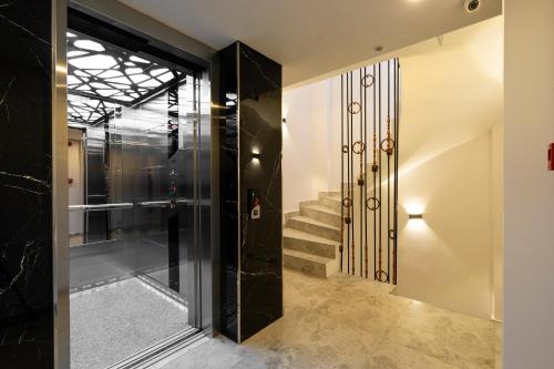 A bathroom at Castillo Rojo Hotel Istanbul