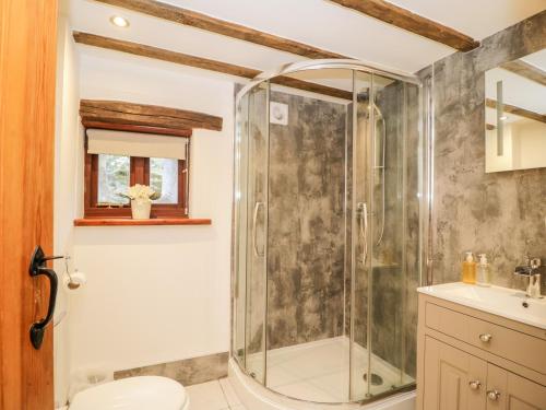 A bathroom at Stable End Cottage