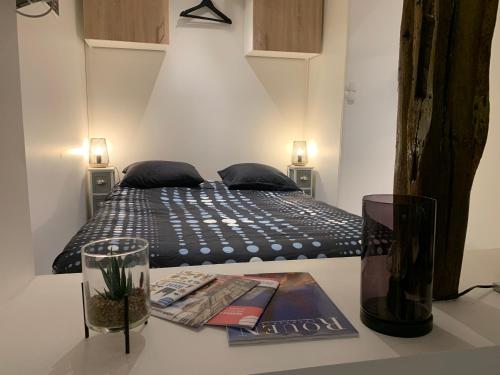 1 dormitorio con cama y mesa con sidx sidx sidx sidx en Appartement T2 centre-ville -003, en Rouen