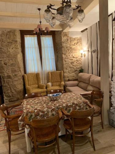 a living room with a table and chairs and a couch at Aptos La Ceja, El Trampal y El Reloj by CASA BOLDO in Candelario