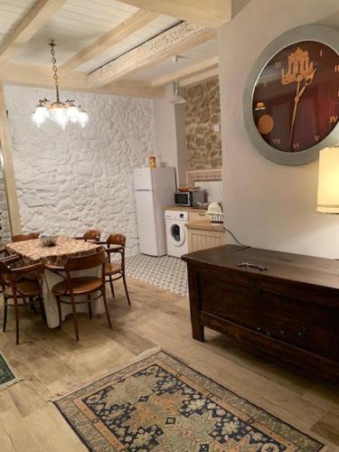 a kitchen and dining room with a table and a dining room at Aptos La Ceja, El Trampal y El Reloj by CASA BOLDO in Candelario
