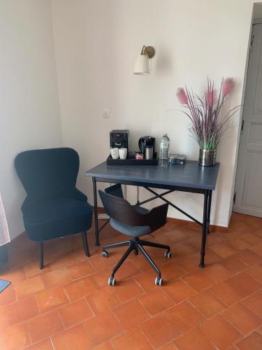 einen Schreibtisch und einen Stuhl in einem Zimmer in der Unterkunft CHAMBRE D'HOTE in Gignac