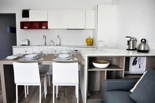 kuchnia ze stołem, krzesłami i kanapą w obiekcie Design Vivienda V El Burgao by the Sea w Costa Teguise