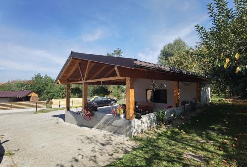 a smallshed with a car parked in front of it at Pensiunea Prestige House in Curtea de Argeş