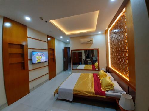 ein Schlafzimmer mit einem Bett und einem TV. in der Unterkunft Cát tường 2 hotel in Ho-Chi-Minh-Stadt