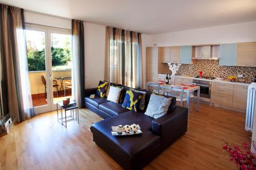 Una cocina o zona de cocina en Tremezzo Residence-11 apartments to choose from in an exclusive residence by Italian Apartments