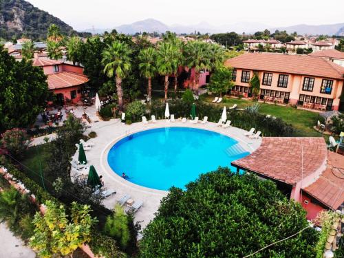 uma vista superior de uma piscina num resort em Hotel Palme Dalyan em Dalyan