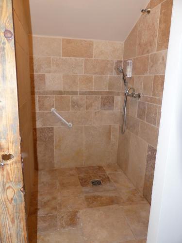a bathroom with a shower with a tiled shower at La fontaine de rocoule in Rochefort-en-Valdaine