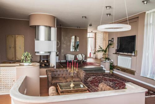 een woonkamer met een bank en een tv bij Villa Tanya in Trebbiantico