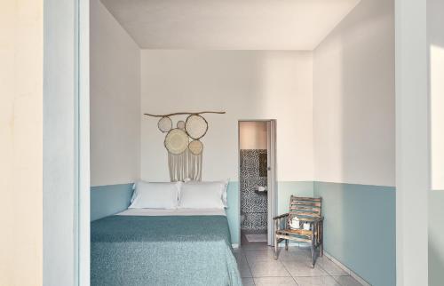1 dormitorio pequeño con 1 cama y 1 silla en CasaMar Guriú en Guriú