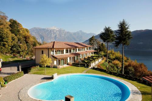 トレメッツォにあるTremezzo Residenceの湖畔のスイミングプール付きハウス