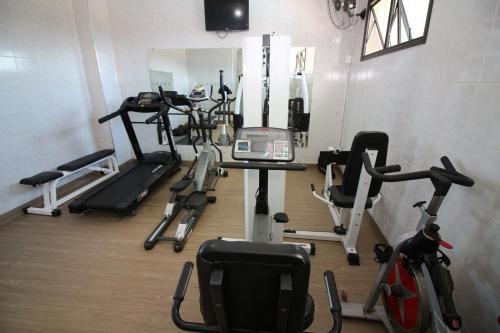 a gym with several treadmills and exercise bikes at Carlton Plaza São José dos Campos in São José dos Campos