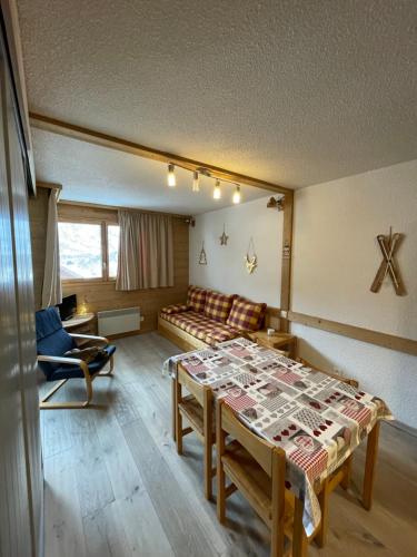 un salon avec une table et un canapé dans l'établissement Appartements à Chantemerle, à Saint-Chaffrey