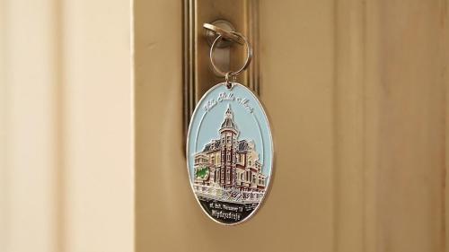 a key chain with a picture of a building on it at Villa Stella Maris in Międzyzdroje