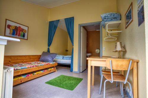 En eller flere senge i et værelse på Fredensborg Vandrerhjem, i Kongens baghave
