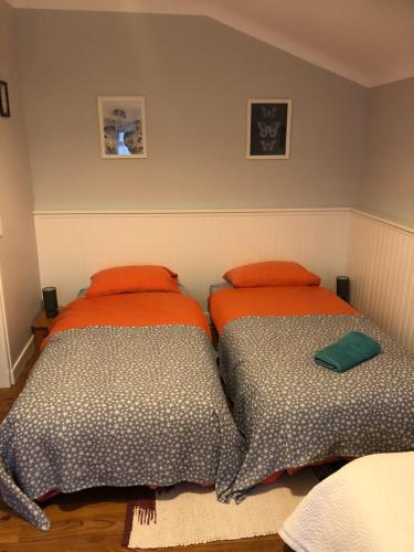 two beds sitting next to each other in a bedroom at Les Chênes in Bénesse-Maremne
