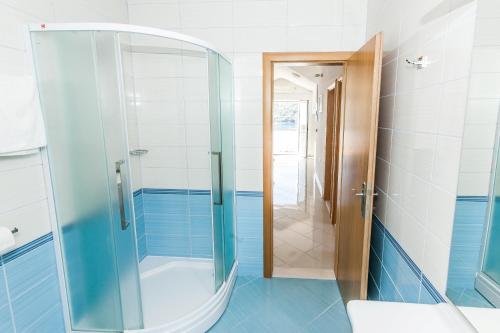 ein Badezimmer mit Glasdusche und Toilette in der Unterkunft Sea View in Sumartin