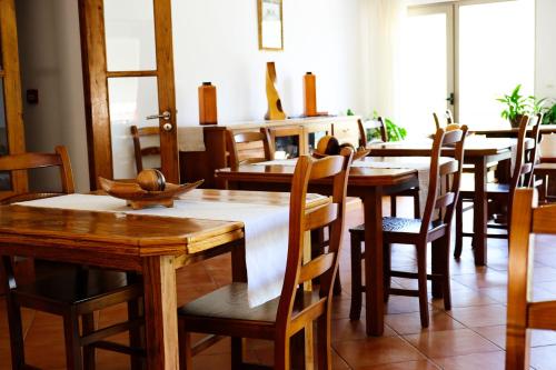 een eetkamer met houten tafels en stoelen bij Casa do Lago - Geres in Geres