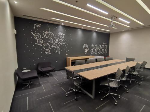 a conference room with a table and chairs at Ramada Encore by Wyndham Monterrey Apodaca Zona Aeropuerto in Monterrey