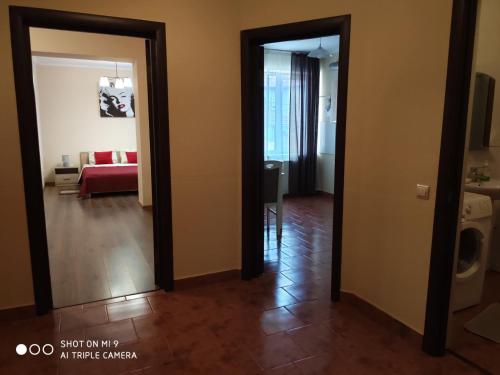 pasillo con espejo y sala de estar en Apartments Domovik "Elegance", en Mukácheve