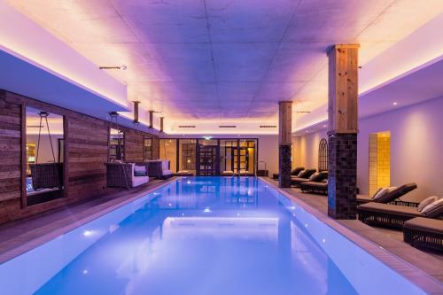 PAPA RHEIN - Hotel & Spa في بنجن ام راين: مسبح كبير في غرفة الفندق