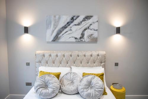 ブライトン＆ホーブにあるSpecial Offer Brighton City Centre Seafront 1 Bedroom Flat BN133DUK01のベッドの上に2つの照明(枕2つ付)