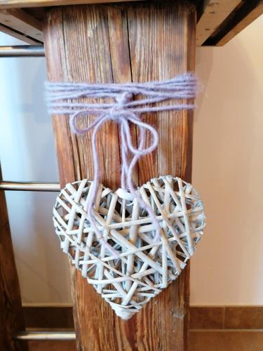a heart made out of rope on a wooden pole at Obermayrgut in Gallspach