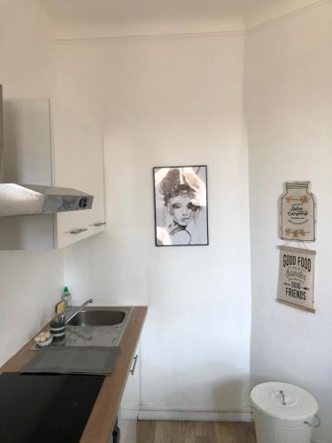 une cuisine blanche avec un évier et des toilettes dans l'établissement Magnifique Appartement 3 pièces Joliette Marseille PARKING PRIVATIF, à Marseille