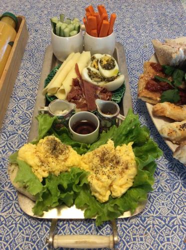 un piatto di alimenti con uova e verdure su una tavola di Marina Lounge Home a Ponta Delgada