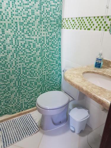 uma casa de banho com um WC e um lavatório em Suítes Encanto do Pai em Praia de Araçatiba