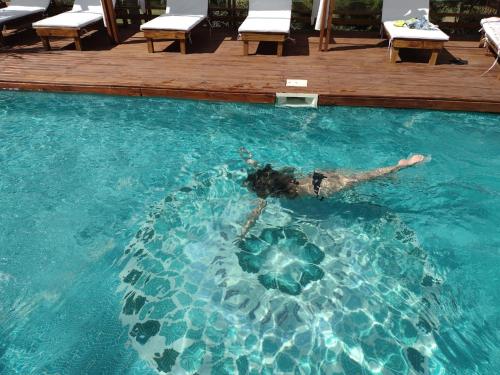una persona está nadando en una piscina en Arena de Mar dept A, en Mar Azul