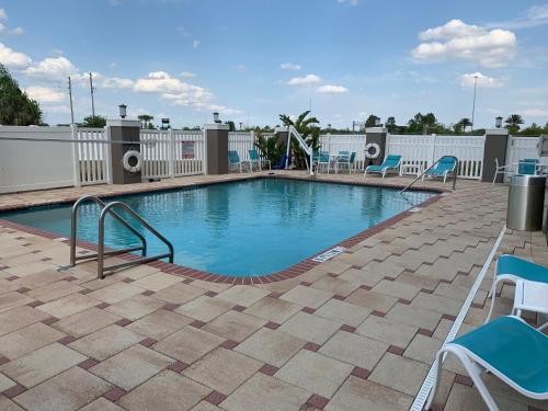 The swimming pool at or close to Holiday Inn Express Orlando - South Davenport, an IHG Hotel