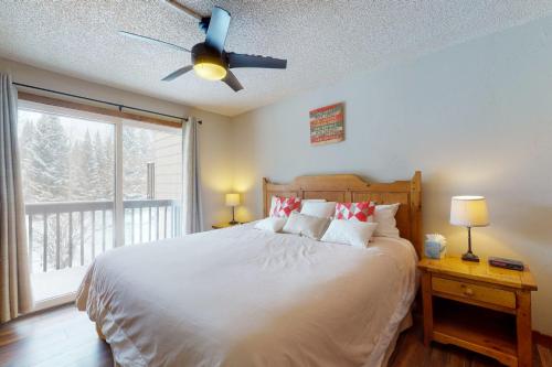 A bed or beds in a room at Timber Falls #809