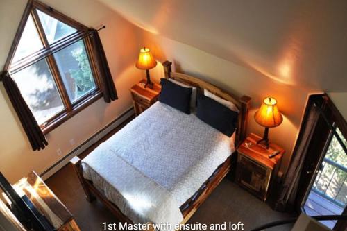 ein Schlafzimmer mit einem Bett und zwei Lampen an Tischen in der Unterkunft Ledges in Vail