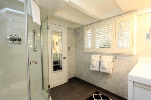 Koupelna v ubytování Lamp Lighter Inn and Sunset Suites