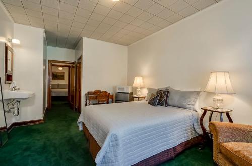 1 dormitorio con 1 cama y lavamanos en una habitación en Ryan Hotel en Wallace