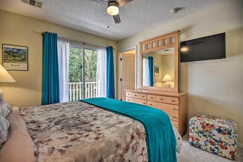 Een bed of bedden in een kamer bij Townhome with Resort Amenities 5 Mi to Disney World