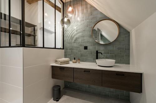 uma casa de banho com um lavatório e um espelho em B&B Weselo em Mol