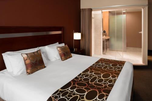 Een bed of bedden in een kamer bij Riverside Casino & Golf Resort
