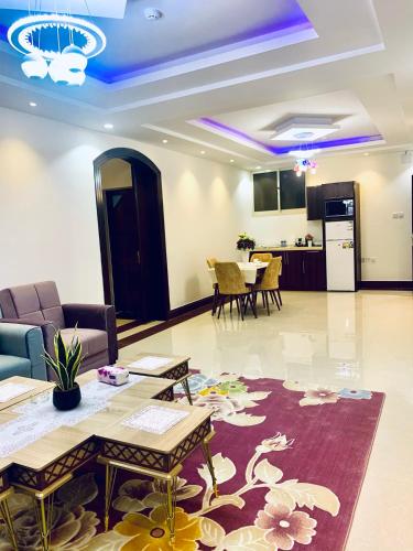 a living room with a table and a kitchen at شقق حدائق الزيتون للوحدات السكنية -اقتصادية in Hail