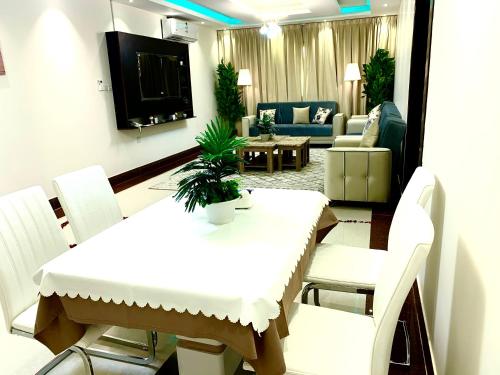 a living room with a white table and chairs at شقق حدائق الزيتون للوحدات السكنية -اقتصادية in Hail