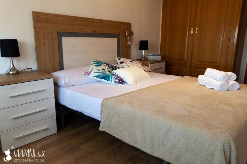 um quarto com 2 camas e uma cómoda em UrbanLux Hospital em Albacete