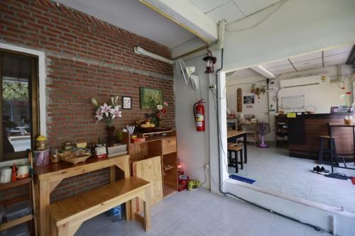 Banana Hostel Donmuangにあるキッチンまたは簡易キッチン