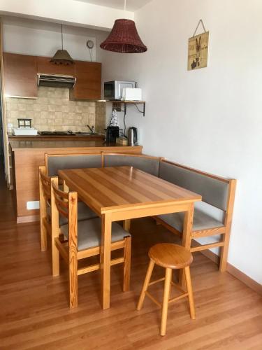 - une table et des chaises en bois dans la cuisine dans l'établissement Studio Valberg à quelques pas du centre, à Péone