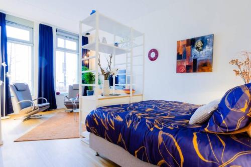 a bedroom with a king sized bed and a desk at BenB Op de Trans, Arnhem op zijn best! in Arnhem