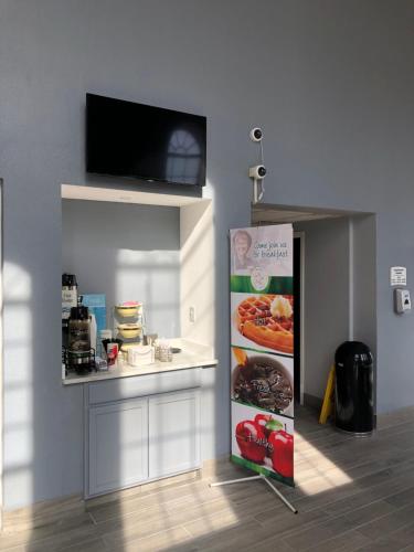 Kuchyň nebo kuchyňský kout v ubytování Quality Inn Bennettsville