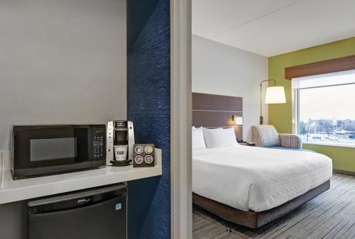 a hotel room with a bed and a tv at Holiday Inn Express & Suites - Collingwood in Collingwood