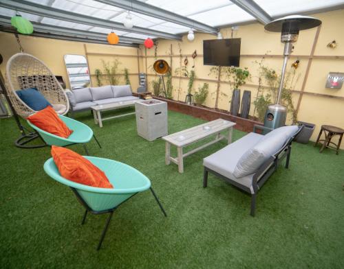 TV a/nebo společenská místnost v ubytování Ostán Oileán Thoraí Tory Island Hotel