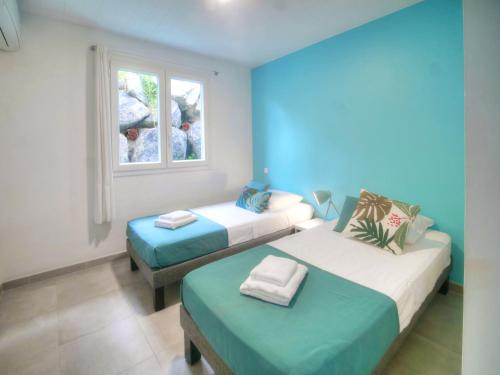 Tempat tidur dalam kamar di SeaCove & SeaSide Villas, classées 4 étoiles